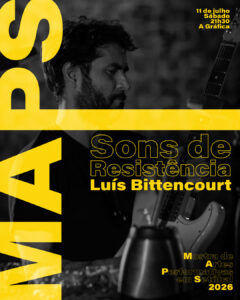 Banner com fotografia a preto e branco onde se vê um rapaz de perfil a tocar guitarra.